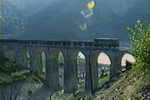 Streckendiesel mit Leerzug im Tal des Rio Sil